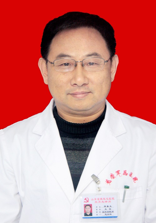门急诊主任，副主任医师。从事内科临床工作30余年，具有较好医学基础和较高的医学素养。擅长诊治内科急、危、重症及神经内科病症。在脑血管病诊治、急诊急救方面有一定的造诣。